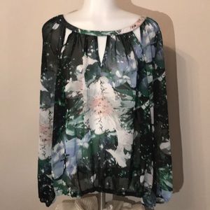 Jennifer López keyhole blouse